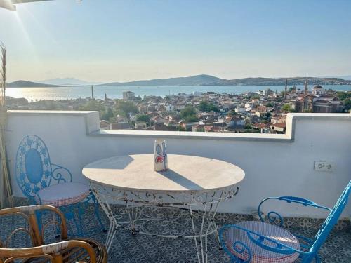 Ayvalık Old Town, Terrace Home with Sea View