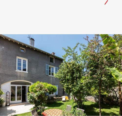 Grande maison familiale jardin terrasse proche de Lyon gîte à louer Collonges-au-Mont-d'Or