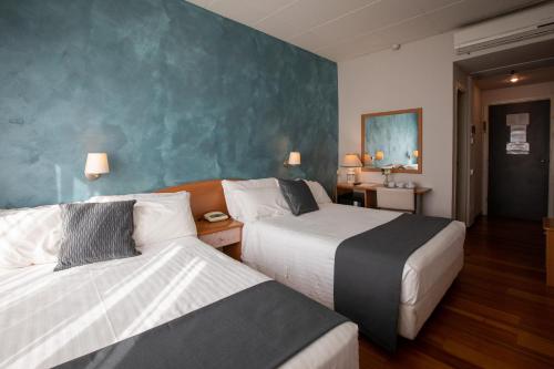 2 double beds