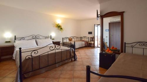 1 king bed, 2 sofa beds