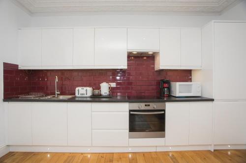 Newbridge Road, Spacious One Bedroom, Bath (photo 4)