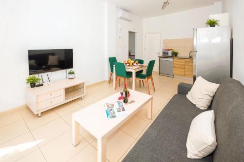 ALICIA - Coralli Beachfront Apartment - image 5