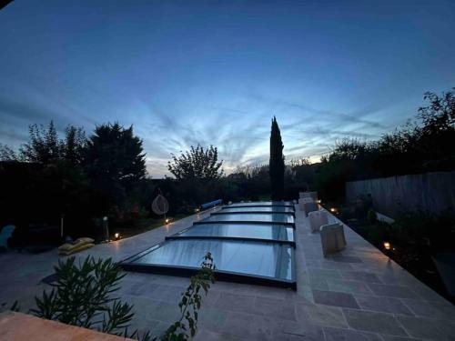 Villa dans son écrin de verdure, piscine privée