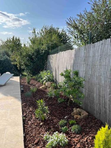 Villa dans son écrin de verdure, piscine privée