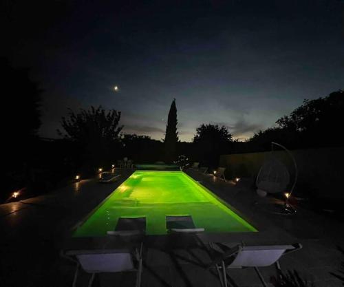 Villa dans son écrin de verdure, piscine privée