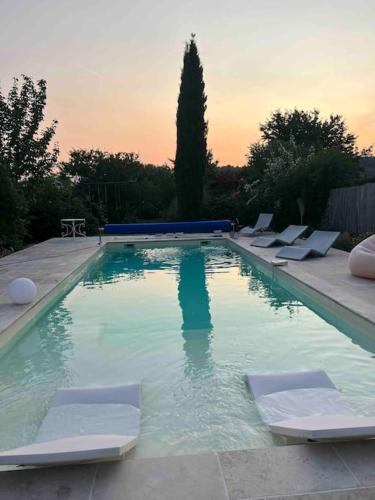 Villa dans son écrin de verdure, piscine privée