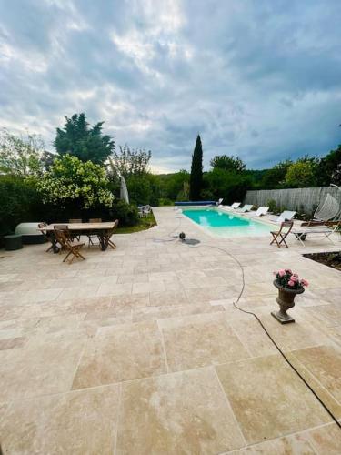 Villa dans son écrin de verdure, piscine privée