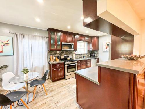 Modern 2-Bedroom Apartment in Heart of the City in Los Angeles, USA
