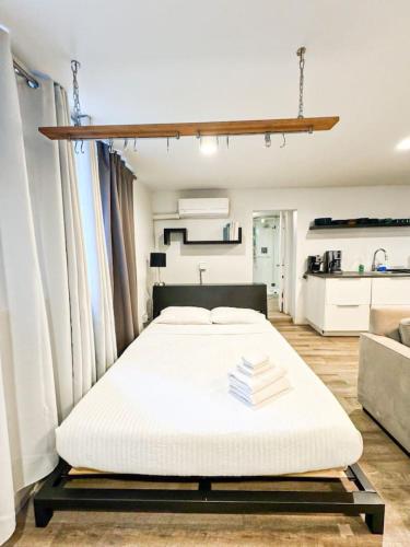 Cozy Studio Retreat in the Heart of the City in Glendale, USA