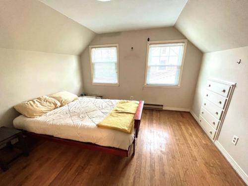 Sweet Sunny Summit House in Greensboro, USA