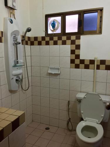 Bathroom, Buakao Inn near Diamond Muay Thai