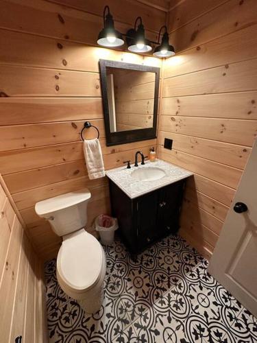 Redwood - Lakeside Cabin in Bradford, USA
