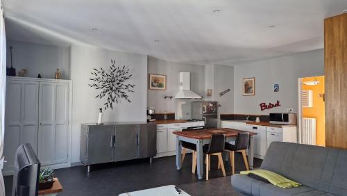 Kitchen, Le gite de La Tete de l'Art in Objat