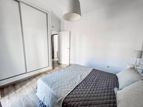Cd-1382 Two Bedroom Apartment With Terrace - image 3