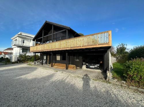 Newly Renovated Centrum House with Large Balcony