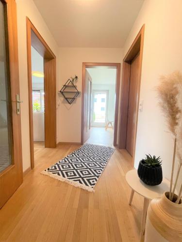 CROWN LIVING Design Apartment - 2 Schlafzimmer - Küche - gratis Parkplatz - Abstellraum für Fahrräder/Ski