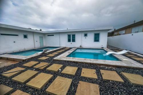 Centrally located Villa with 3 Pools -Food & Beach walking distance