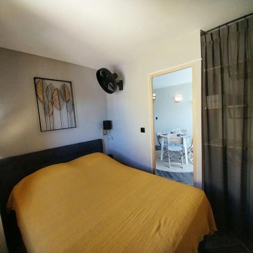 One-Bedroom Apartment image 9