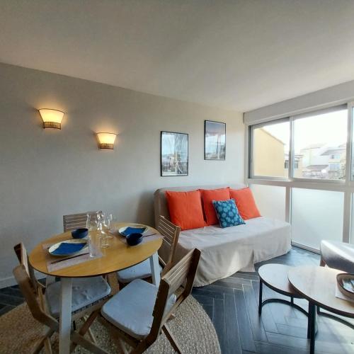 One-Bedroom Apartment image 6