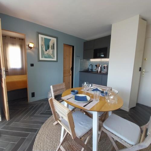 One-Bedroom Apartment image 3