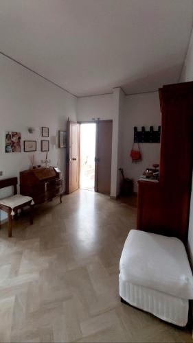 JF Yellow Room - ideal location away from the crowds and close to the tramline stop - only female guests or couples