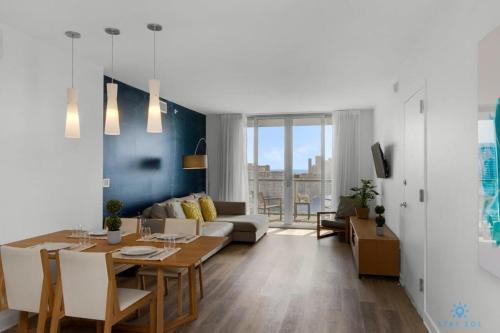 Infinite View with Balcony, Pool, Gym plus Near Beach in Hallandale Beach, USA