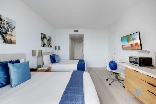 Upper studio w Balcony Pool Gym Near Beach in Hallandale Beach, USA