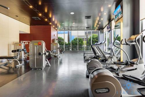 Upper studio w Balcony Pool Gym Near Beach - image 4