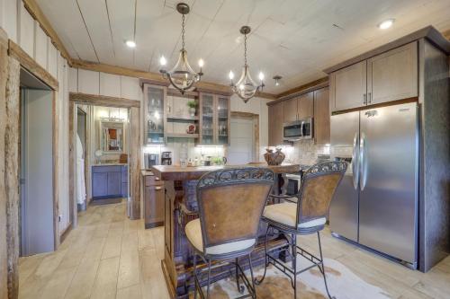 Well-Appointed Cabin about 1 Mi to Beech Mountain! in Beech Mountain, USA