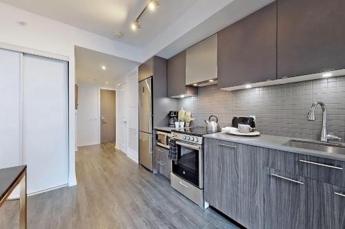 Cozy Suite in Heart of Downtown Toronto J7