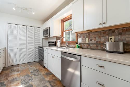 Newly renovated, *Two Cubs Cottage* in Highlands, USA