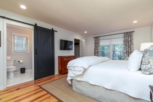 Newly renovated, *Two Cubs Cottage* in Highlands, USA
