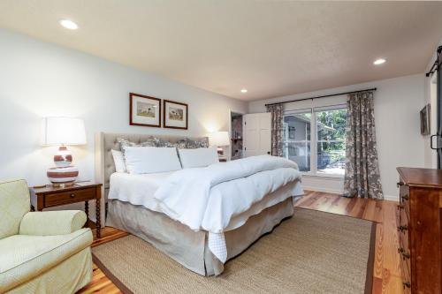Newly renovated, *Two Cubs Cottage* in Highlands, USA