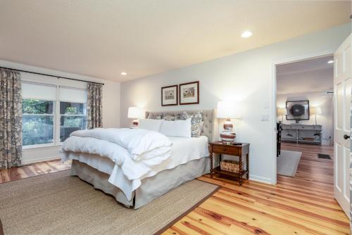 Newly renovated, *Two Cubs Cottage* in Highlands, USA