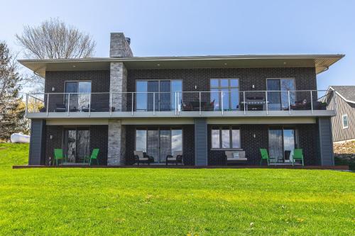 Contemporary Million Dollar View Getaway