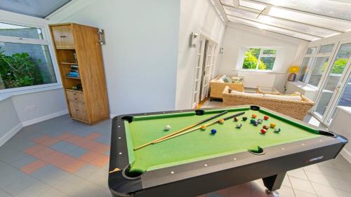 Ladywell Croyde - Super stylish large home with pool table, woodburner, pizza oven and Hot Tub Option, Sleeps 12