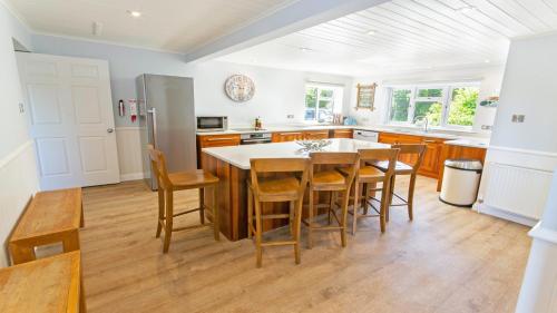 Ladywell Croyde - Super stylish large home with pool table, woodburner, pizza oven and Hot Tub Option, Sleeps 12