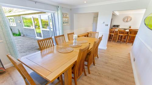 Ladywell Croyde - Super stylish large home with pool table, woodburner, pizza oven and Hot Tub Option, Sleeps 12