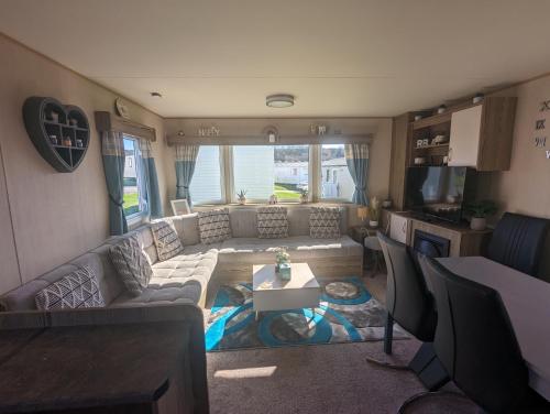 Caravan sleeps 8 at Littlesea, Weymouth 1