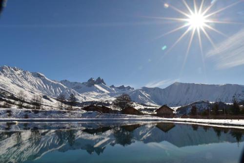 vue splendide montagnes centre village pieds des pistes et remontées Mécaniques