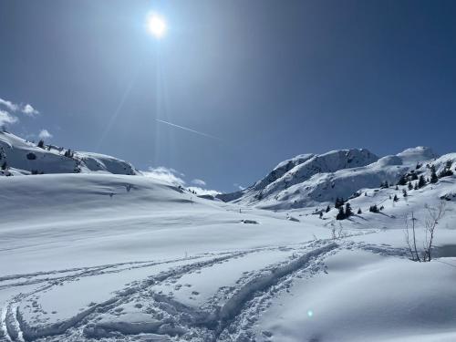 vue splendide montagnes centre village pieds des pistes et remontées Mécaniques