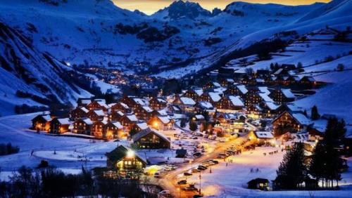 vue splendide montagnes centre village pieds des pistes et remontées Mécaniques