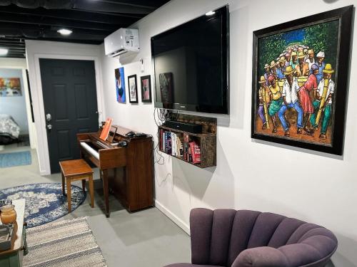Zajednički dnevni boravak / prostorija s TV-om, The Treasure House in Smyrna (GA)