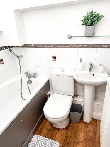 Crusader Apartment in the City Centre by Huku Kwetu- Nottingham - main image