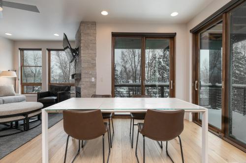 Blue River Flats Getaway: Downtown, On The River in Silverthorne, USA