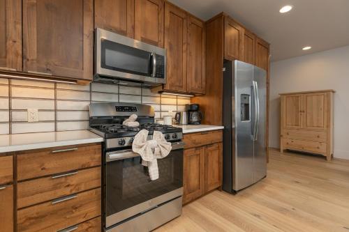 Blue River Flats Getaway: Downtown, On The River in Silverthorne, USA