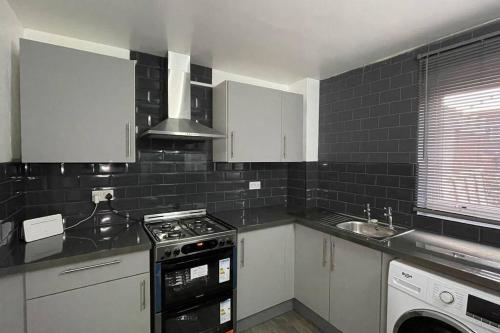 M6 Jct 10, 2 Bed House Wolverhampton-Walsall