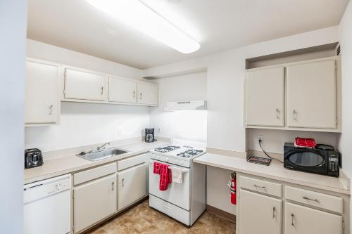Pp 1114 Beautiful Professional 1br Apt, Pool in Harrisburg, USA