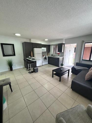 Apartment in Hollywood close to shops & beach 110 in Hollywood, USA