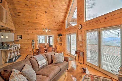 Smoky Mountain Cabin with Hot Tub and Views! in Bryson City, USA